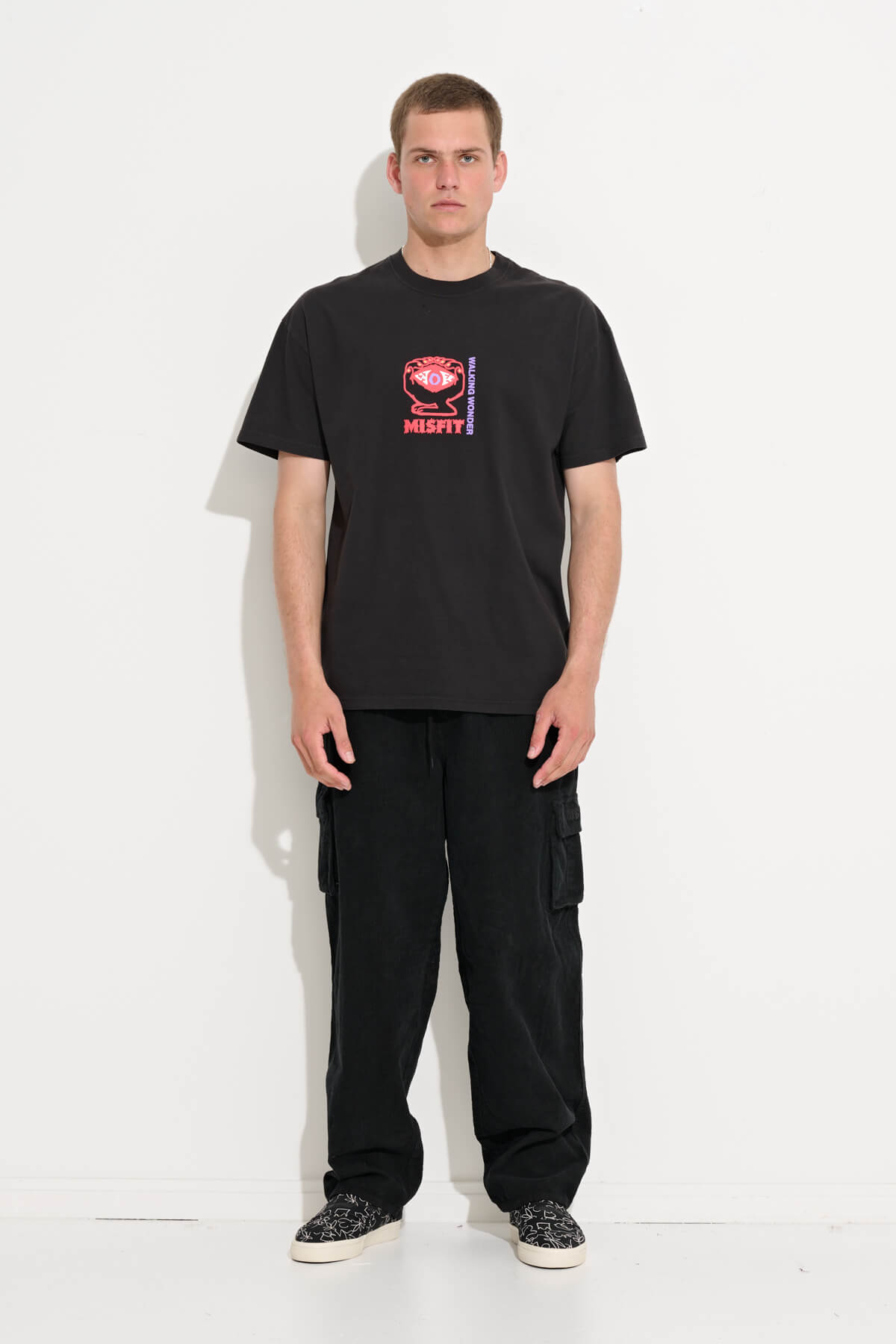 Misfit Shapes - WALKING WONDERS SS TEE - Pigment Black