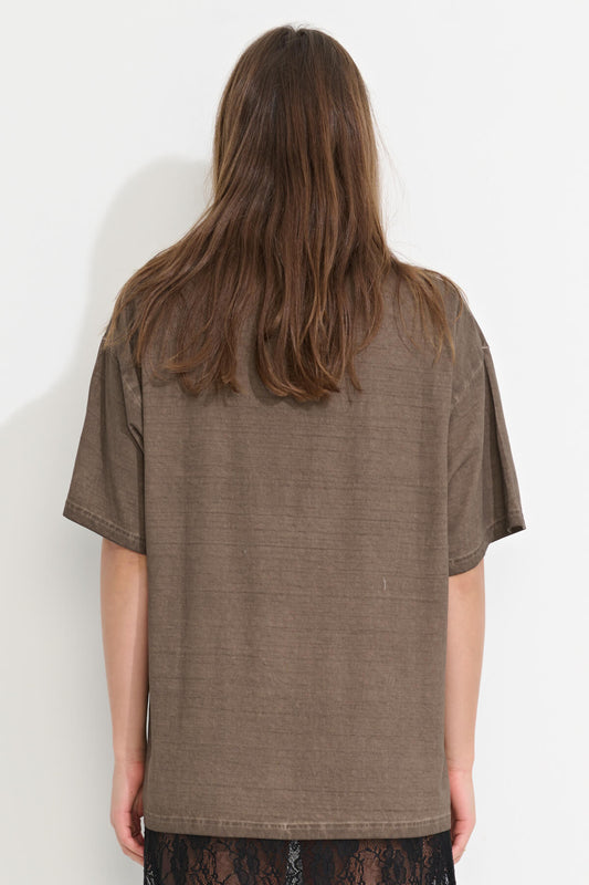 Misfit shapes T-SHIRTS S/S DREAM LESS OS TEE - Chocolate in Chocolate